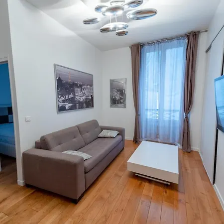 Bright And Equipped Close To Opera Appartamento *